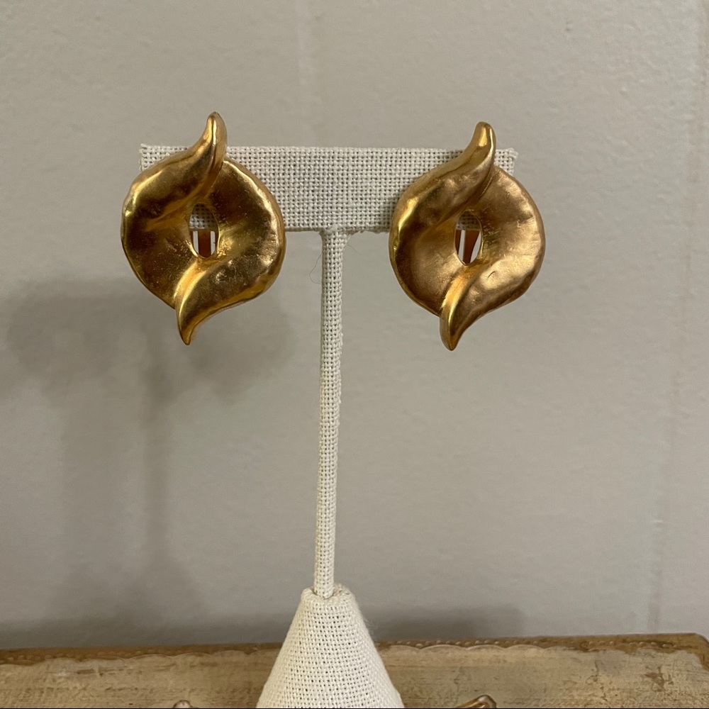 Vintage gold tone earrings. Geometric shape statement earrings. EUC.